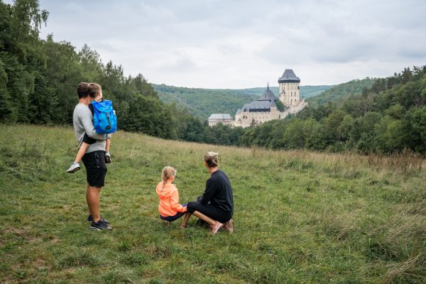 Pohled na hrad Karlštejn z Císařské louky