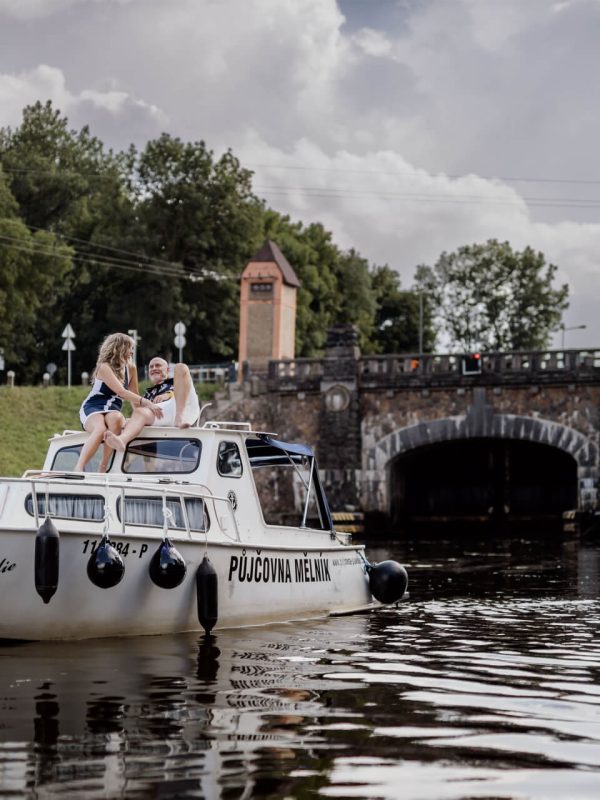 Kajutová loď a zdymadlo Hořín