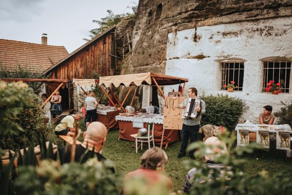 Řemeslný den ve skalním obydlí ve Lhotce u Mělníka