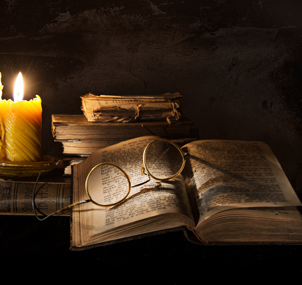 Literatura, čtení, kniha, svíčka, brýle