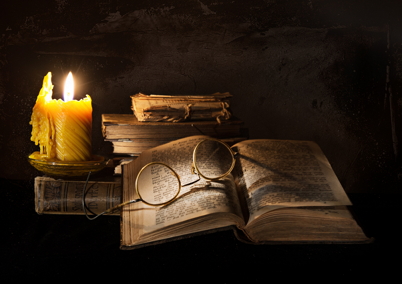 Literatura, čtení, kniha, svíčka, brýle