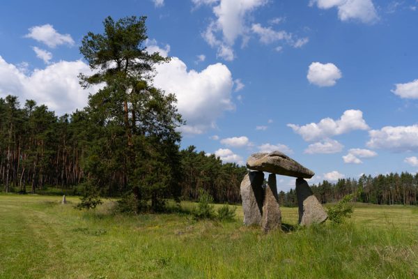 Hrachovský dolmen, menhir