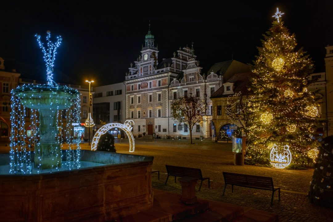 Kolínské náměstí s rozsvíceným stromem