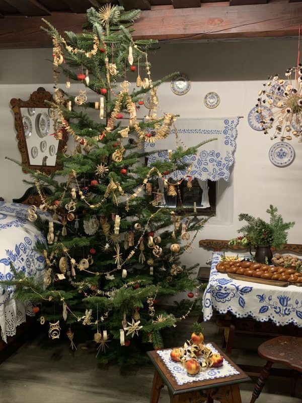 Vánoční výzdoba v rámci výstavy Lidové Vánoce v Polabí