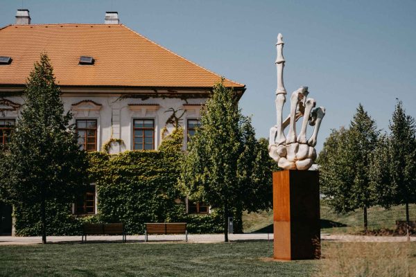 Socha v zahradách GASK v Kutné Hoře