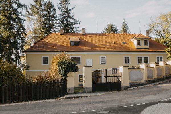 Jabkenice, památník