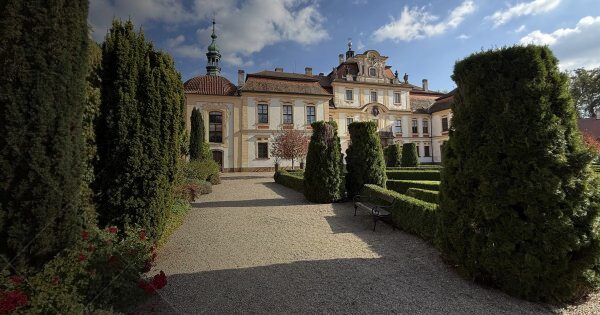 Luxusní vozy na zámku Jemniště